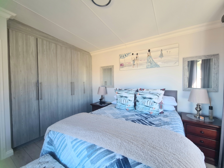 To Let 4 Bedroom Property for Rent in Hartenbos Heuwels Western Cape